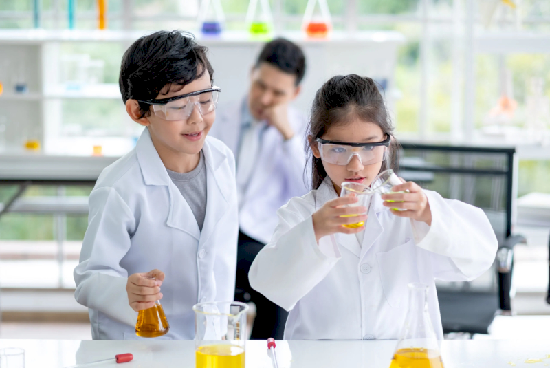 Học Hóa học bằng tiếng Anh kết hợp thí nghiệm giúp các em dễ dàng hình dung hiện tượng và diễn đạt lại theo ý nghĩ của mình.